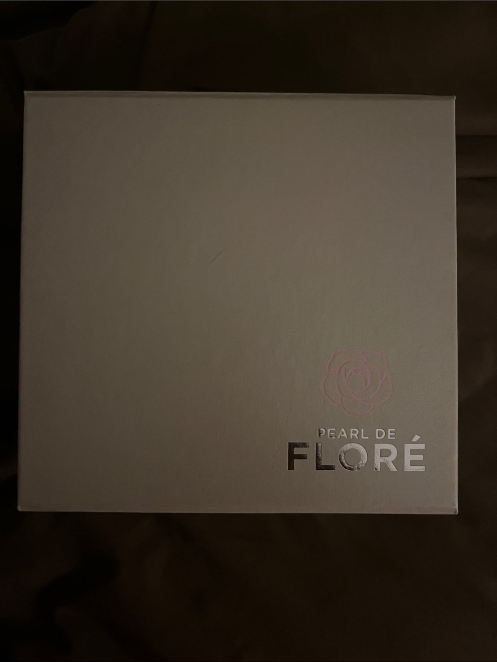 Pearl De Floré Moisturizing daily defense cream- Frosted White Jar with Gold Lid